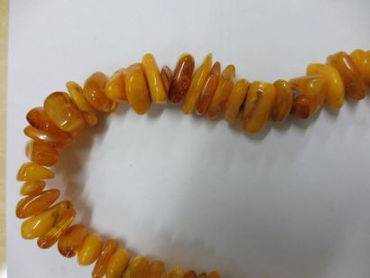 null SAUTOIR perle galet en ambre jaune de la Baltique diam 1,8 à 2,2 cm long. 94...
