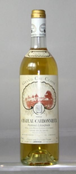 Une bouteille Château CARBONNIEUX Blanc -
Pessac...