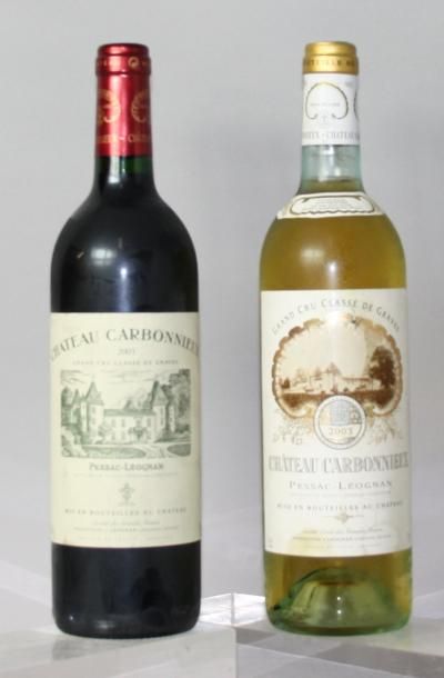 null Lot de deux bouteilles de Château CARBONNIEUX GC - Graves 2003: une bouteille...