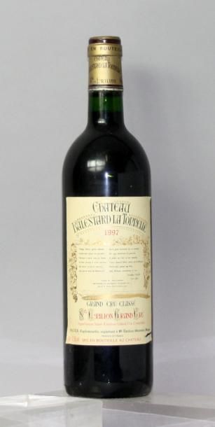 Une bouteille Château BALLESTARD LA TONNELLE...