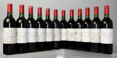 null Douze bouteilles Château LA GRAVE TRIGANT DE BOISSET POMMEROL 1982.
(Etiquette...