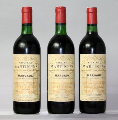 null Trois bouteilles CHATEAU MARTINENS -
Margaux 1982.
(Deux niveaux légèrement...