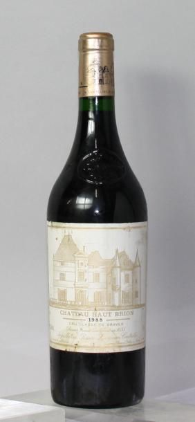 Une bouteille Château HAUT BRION 1er GCC...