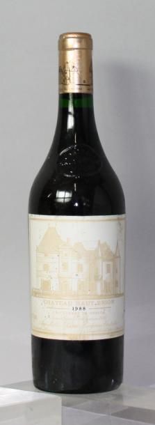 null Une bouteille Château HAUT BRION 1er GCC -
Pessac Léognan 1988. (Etiquette légèrement...