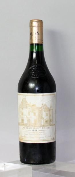 Une bouteille Château HAUT BRION 1er GCC...