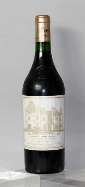 null Une bouteille Château HAUT BRION 1er GCC -
Pessac Léognan 1988. (Etiquette légèrement...