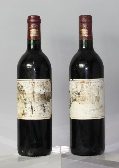 null Deux bouteilles Château MARGAUX 1er GCC -
Margaux 1988. (Etiquettes tachées...