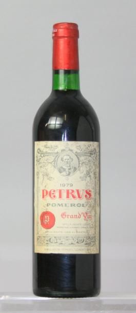 null Une bouteille PETRUS 1979. (Etiquette légèrement tachée, niveau bas goulot)
