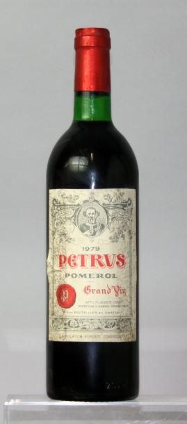 Une bouteille PETRUS 1979. (Etiquette tachée,...