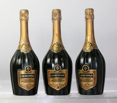null Trois bouteilles Champagne MUMM Cuvée “RENÉ LALOU” 1979.
(Une collerette ab...