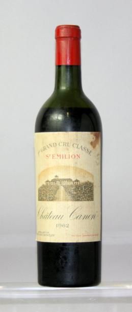null Une bouteille Château CANON GC Saint Emilion
Mise NICOLAS 1962.
(Etiquette légèrement...