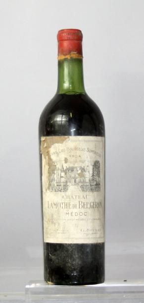 null Une bouteille Château LAMOTHE DE BERGERON CB - Haut Médoc 1934.
(Etiquette tachée,...