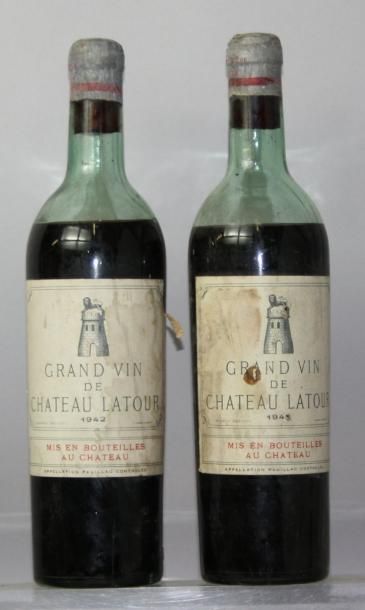 null Deux bouteilles Château LATOUR 1er GCC -
Pauillac 1942.
(Etiquettes tachées,...