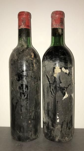 null Deux bouteilles Château LATOUR 1er GCC -
Pauillac 1958.
(Sans étiquette, niveaux...