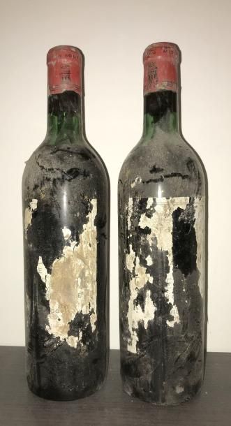 null Deux bouteilles Château LATOUR 1er GCC -
Pauillac 1958.
(Etiquettes déchirées,...