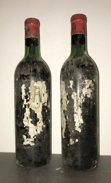 null Deux bouteilles Château LATOUR 1er GCC -
Pauillac 1958. (Etiquettes déchirées,...