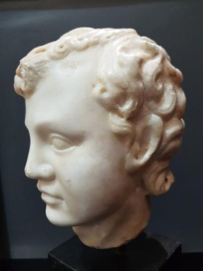 null TETE d'enfant en marbre blanc sculpté.
Epoque Romaine, Ier siècle ap. J.C.
H....