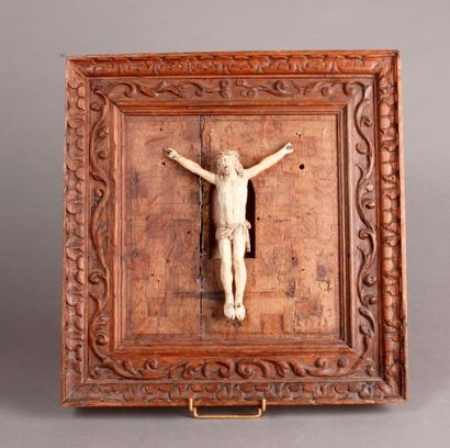null CHRIST EN CROIX en ivoire. (Accidents et manques).
XVIIIe siècle.
21 x 15 cm
Sur...