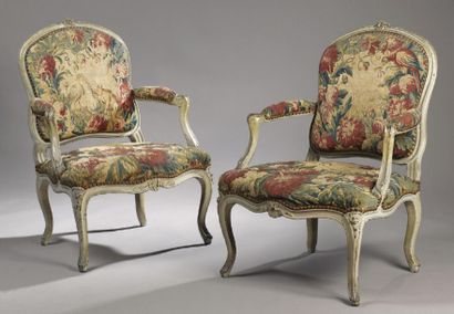 null Paire de FAUTEUILS à dossier plat en hêtre repeint et sculpté de feuillages...