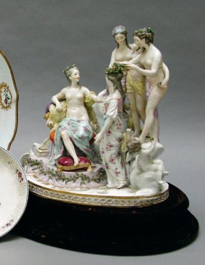 SAMSON Grand groupe en porcelaine polychrome et or à six figures représentant la...