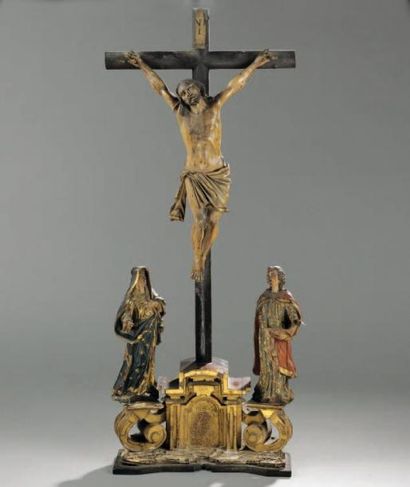 null Calvaire en bois sculpté, peint et doré, le crucifix reposant sur une base à...
