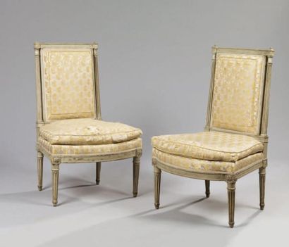 null Paire de chaises en bois mouluré et laqué gris, à dossier carré à colonnes détachées....