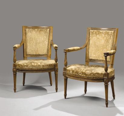 null Large paire de fauteuils en bois naturel richement sculpté à dossier carré incurvé,...