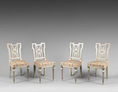 null Suite de quatre chaises en bois laqué blanc rechampi or, le dossier ajouré au...