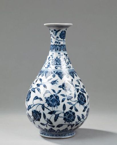 CHINE Vase Yuhuchuping en porcelaine blanche décorée en bleu sous couverte de fleurs...