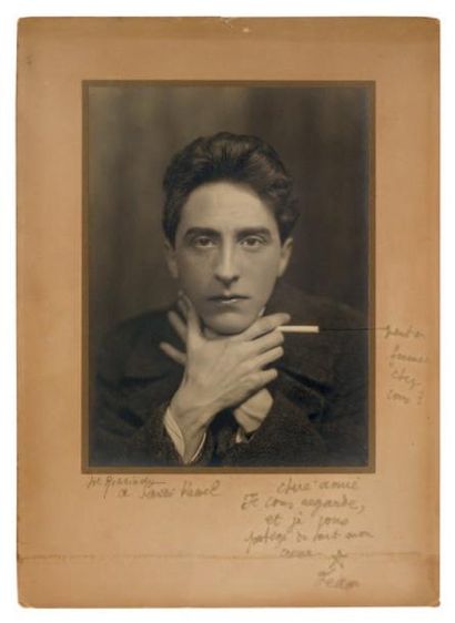 COCTEAU (Jean) Portrait photographique "à la cigarette", tirage argentique, signé...
