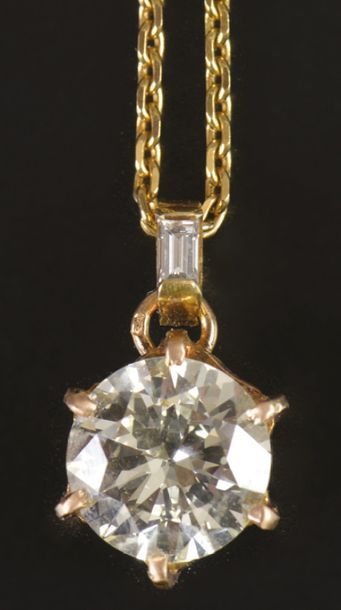 null PENDENTIF en or jaune serti à griffes d'un DIAMANT de 5,66 carats, couleur N-R,...