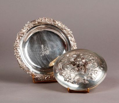 null Petit PLAT COUVERT de forme circulaire en argent et intérieur vermeil, à décor...