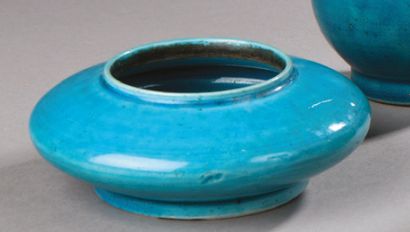 RINCE PINCEAU circulaire en porcelaine turquoise.
Chine,...