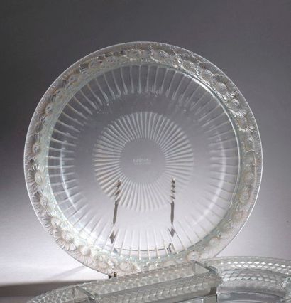 LALIQUE Grande COUPE en cristal, modèle Marguerites à côtes, l'aile à décor floral.
Signée:...