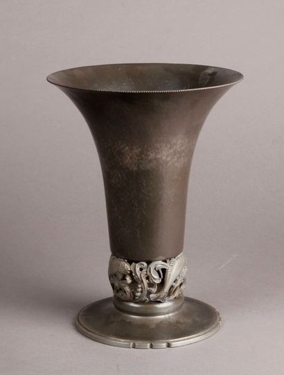 null VASE cornet en étain à base ronde crantée, bague avec trois poissons dans des...