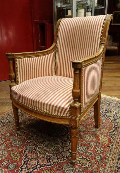 null Paire de BERGERES et paire de CHAISES en merisier.
Style Directoire.