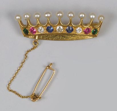 BROCHE en forme de couronne ornée de perles,...