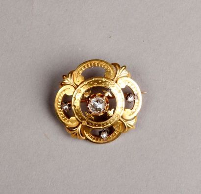 BIDAUT & ANQUETIN (1853-1858) BROCHE ronde ajourée en or jaune ornée de diamants...