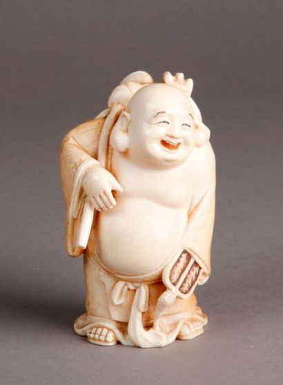 null OKIMONO en ivoire représentant le dieu Hoteï avec son sac des richesses.
Japon,...