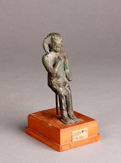 null STATUETTE en bronze représentant le dieu Harpocrate assis, coiffé de la mèche...