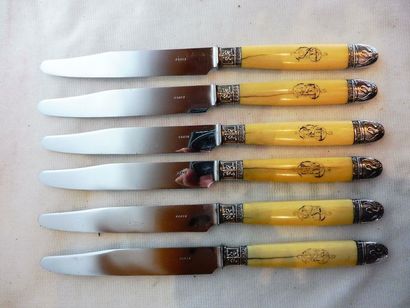 null ENSEMBLE DE COUTEAUX comprenant 18 grands couteaux 6 petits couteaux et 12 couteaux...