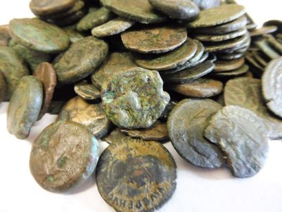 null LOT de 152 petites pièces de monnaie en bronze, époque romaine