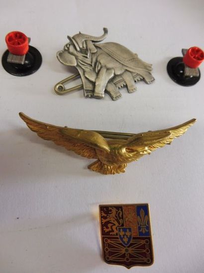 null 2 BROCHES ‘’aigle ailes déployées’’ métal doré ‘’éléphant’’ métal argenté
