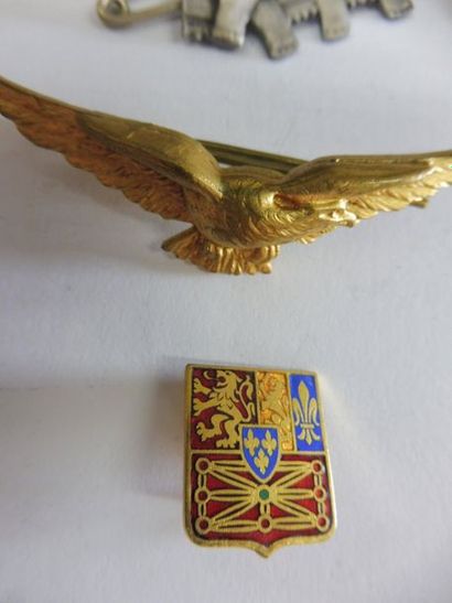 null 2 BROCHES ‘’aigle ailes déployées’’ métal doré ‘’éléphant’’ métal argenté