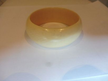 null BRACELET demi jonc bombé ivoire Diam interne 6,7 diam externe 8,5 cm 75 g.