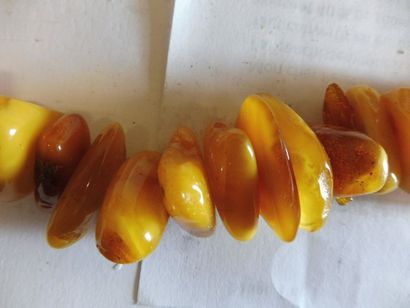 null SAUTOIR perle galet en ambre jaune de la Baltique diam 1,8 à 2,2 cm long. 94...