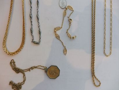 null LOT comprenant 4 chaines une médaille métal doré chaine de montre acier 2 bracelets...