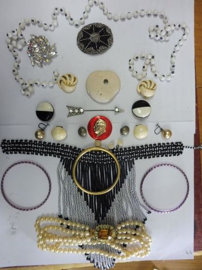 null LOT de bijoux fantaisie 4 bracelets dont un en argent (accident) broche colliers...