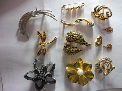 null LOT de bijoux fantaisie comprenant 11 broches 1 pendentif 5 colliers (état ...