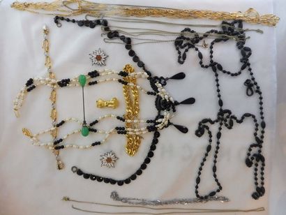 null LOT COMPRENANT :6 Bagues, 9 Pendentifs, Epingle de cravate, Sautoir, 2 Paires...